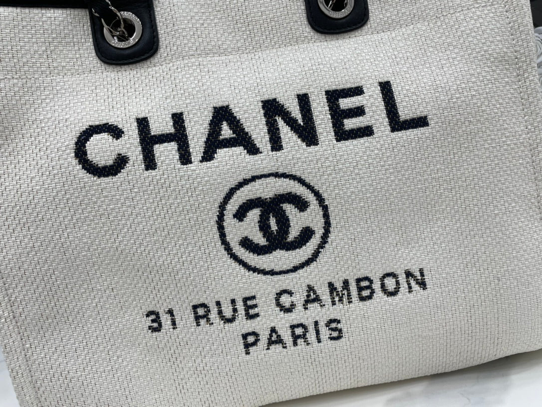 CC DEAUVILLE LARGE 38 TOTE BAG IN WHITE CANVAS WITH BLACK LOGO