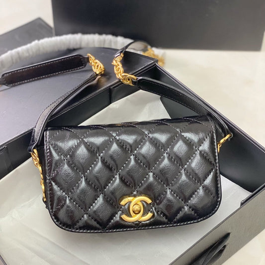 CC MINI 22 FLAP BAG IN BLACK CALFSKIN GOLD HARDWARE