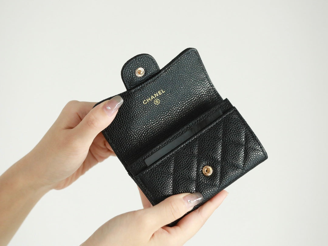 CC FLAP CARD HOLDER 11.3 BLACK GRAINED CALFSKIN GOLD ICON