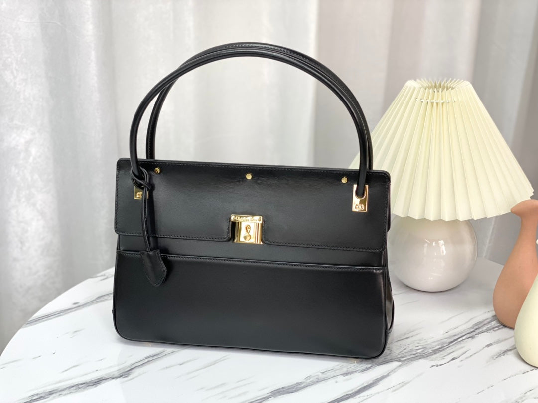 PARISIENNE 30 HANDBAG IN BLACK SMOOTH CALFSKIN