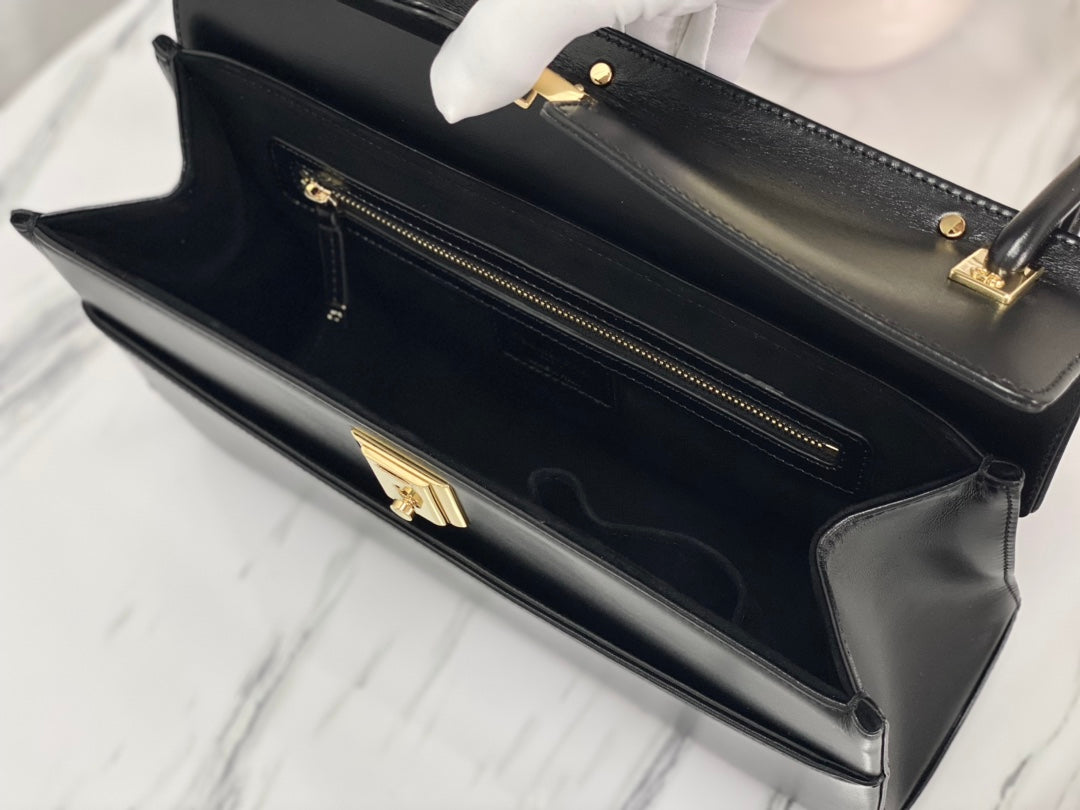 PARISIENNE 30 HANDBAG IN BLACK SMOOTH CALFSKIN