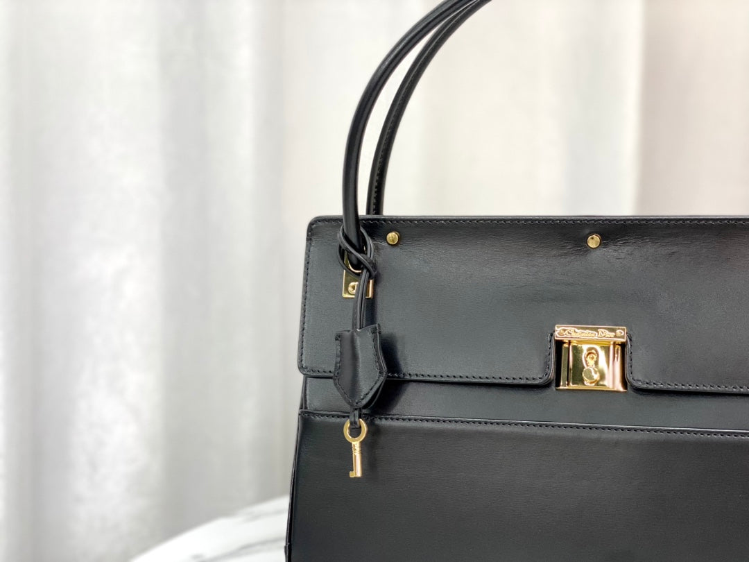 PARISIENNE 30 HANDBAG IN BLACK SMOOTH CALFSKIN