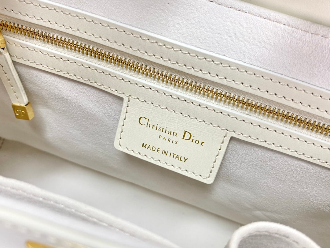 PARISIENNE 30 HANDBAG IN WHITE SMOOTH CALFSKIN