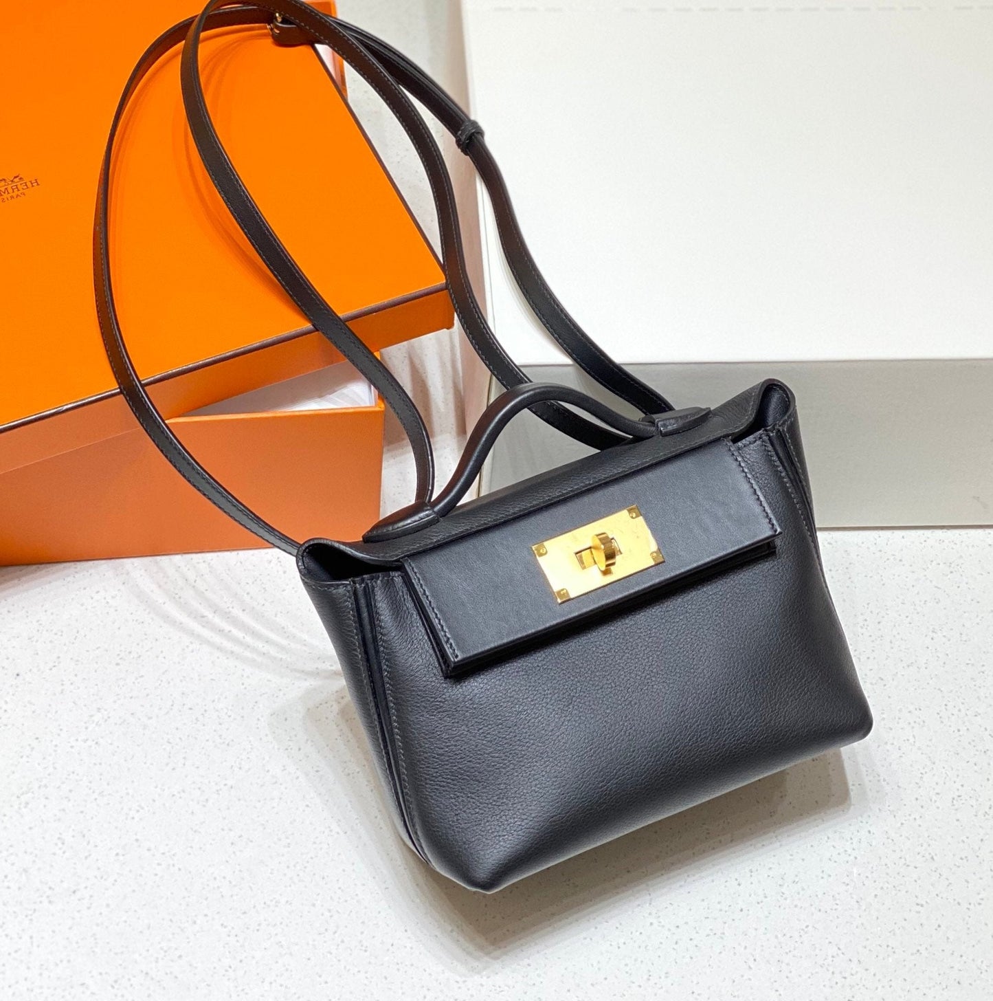 HM KELLY HANDBAG 21 BLACK CALFSKIN