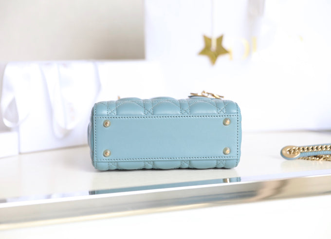 LADY 17 IN SKY BLUE LAMBSKIN WITH CANNAGE PATTERN