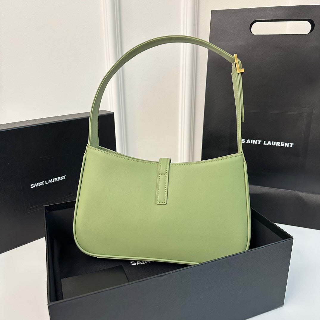 LE 5 À 7 BAG 24 LIGHT GREEN CALFSKIN