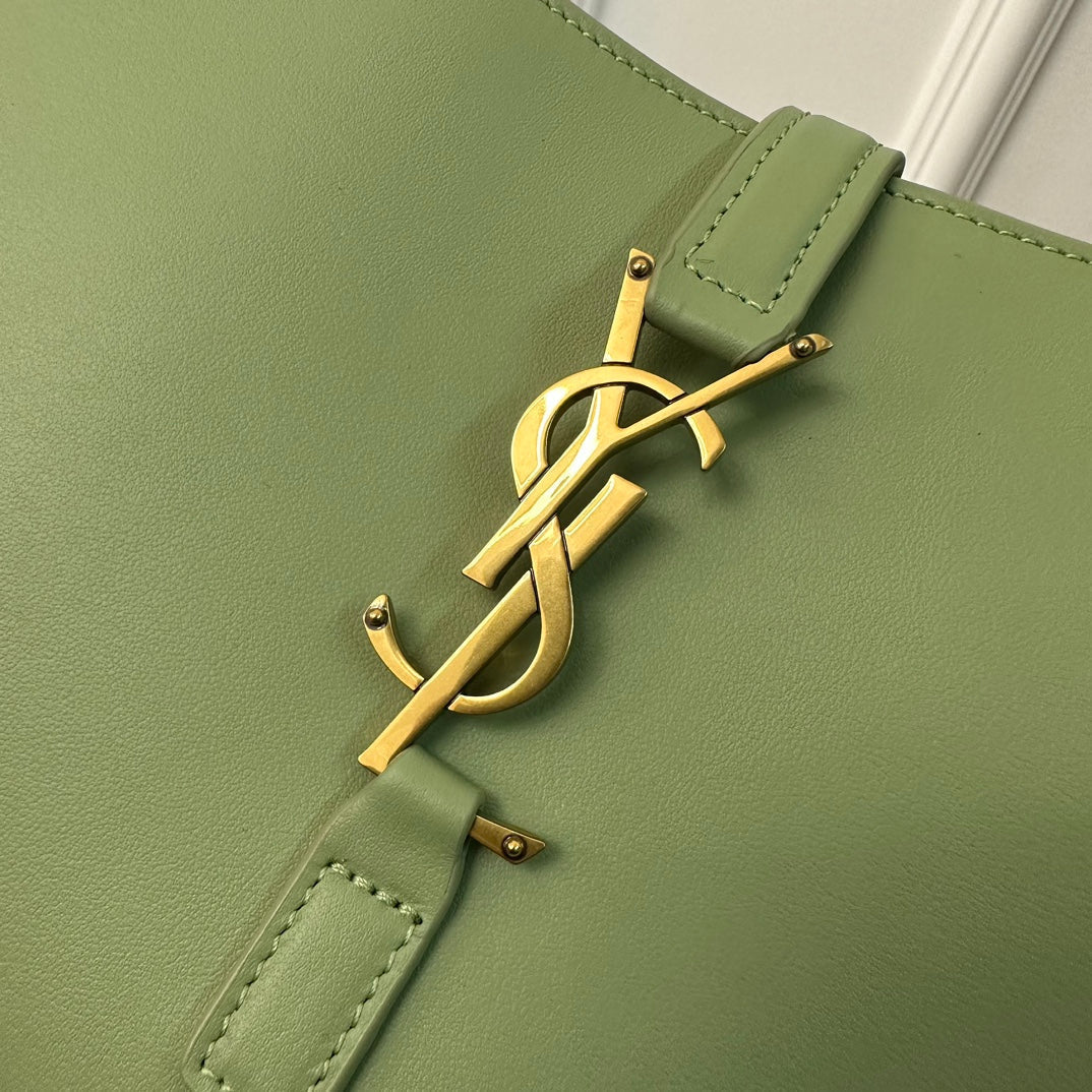 LE 5 À 7 BAG 24 LIGHT GREEN CALFSKIN