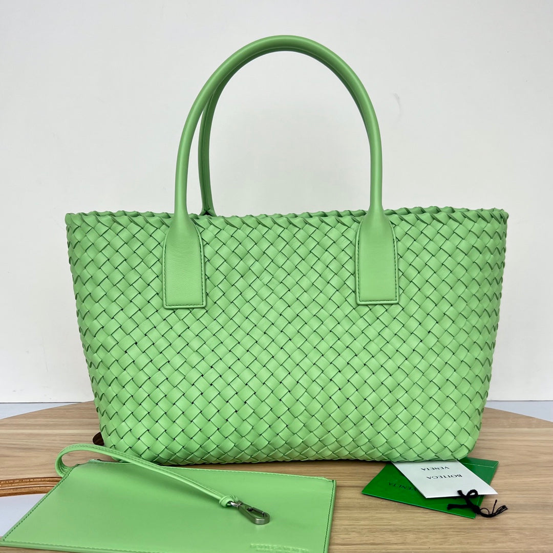 SMALL CABAT 32 IN LIGHT GREEN LAMBSKIN