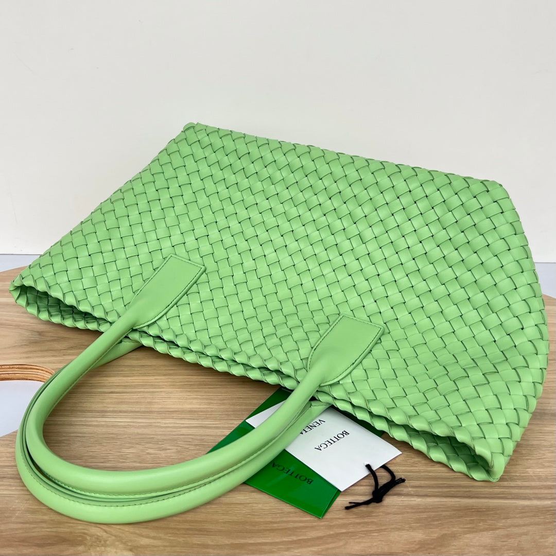 SMALL CABAT 32 IN LIGHT GREEN LAMBSKIN