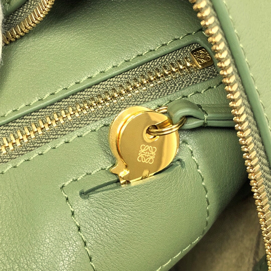 LOE AMAZONA 19 BAG IN AVOCADO GREEN NAPPA CALFSKIN