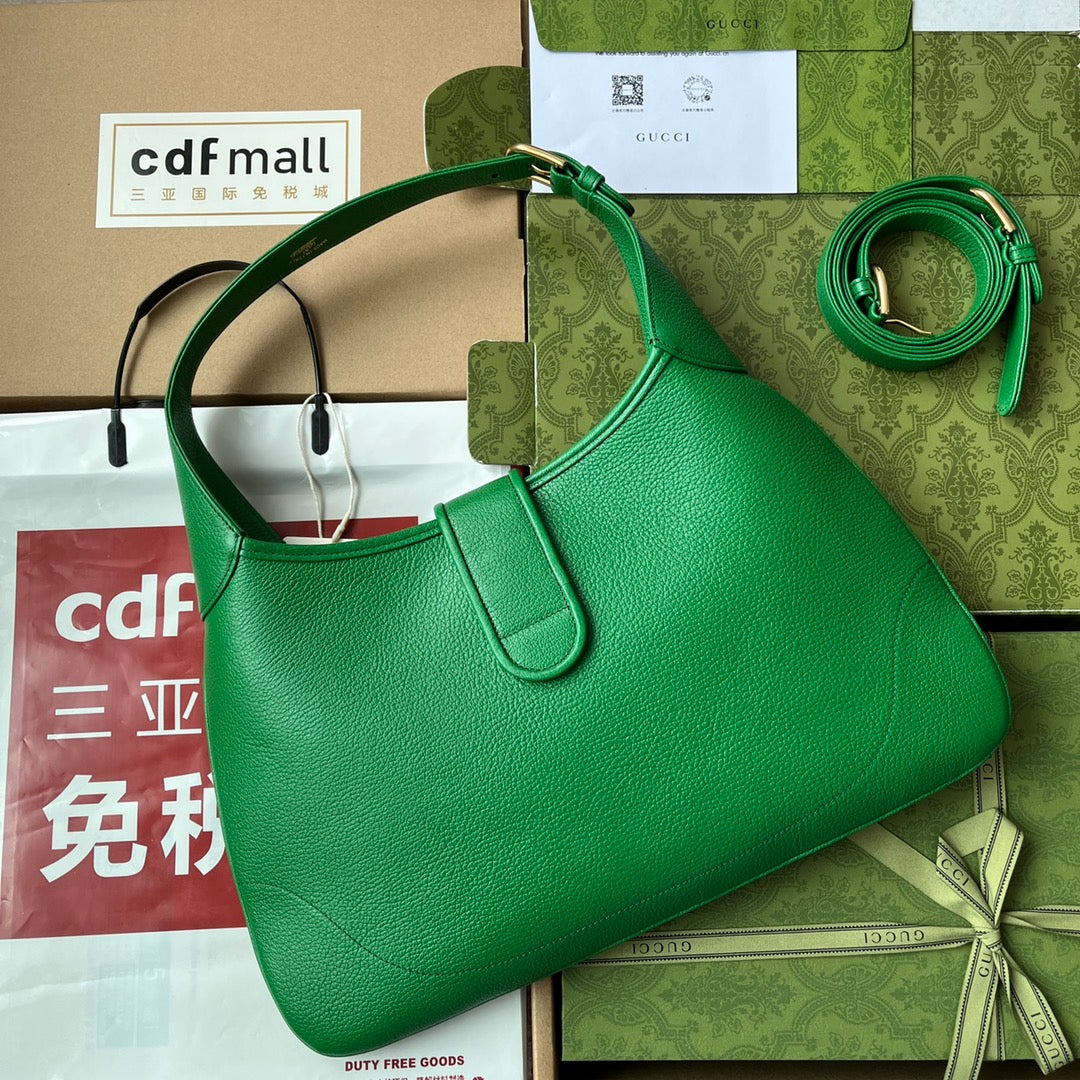 MEDIUM SHOULDER BAG 39 IN GREEN CALFSKIN GOLD HARDWARE