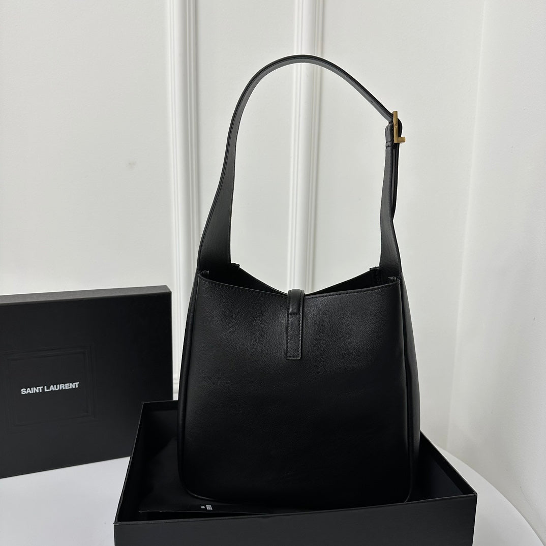 LE 5 À 7 HANDBAG 22 IN BLACK CALFSKIN