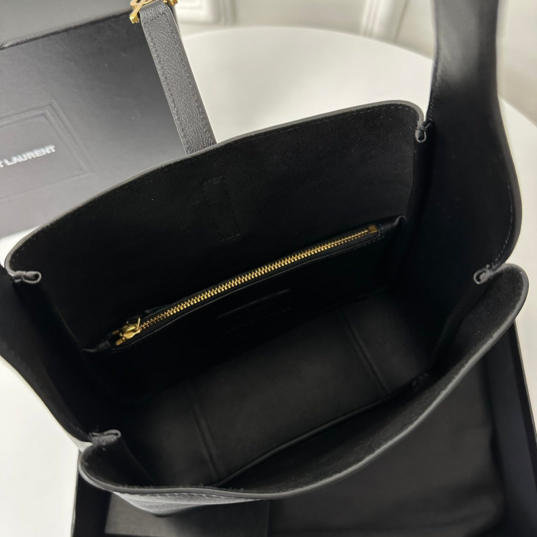 LE 5 À 7 HANDBAG 22 IN BLACK CALFSKIN