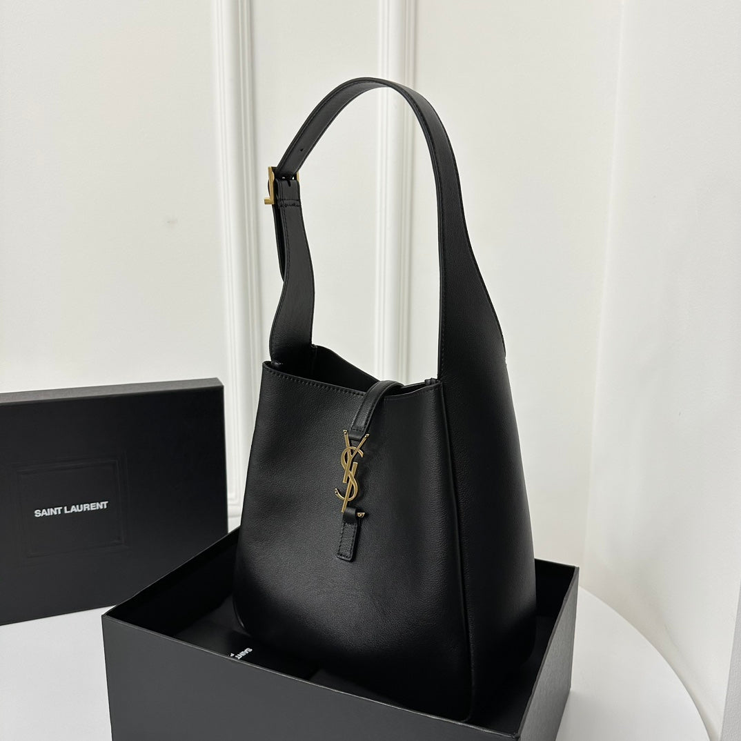 LE 5 À 7 HANDBAG 22 IN BLACK CALFSKIN