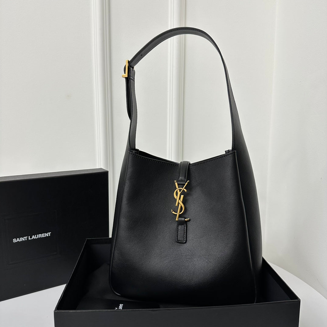 LE 5 À 7 HANDBAG 22 IN BLACK CALFSKIN