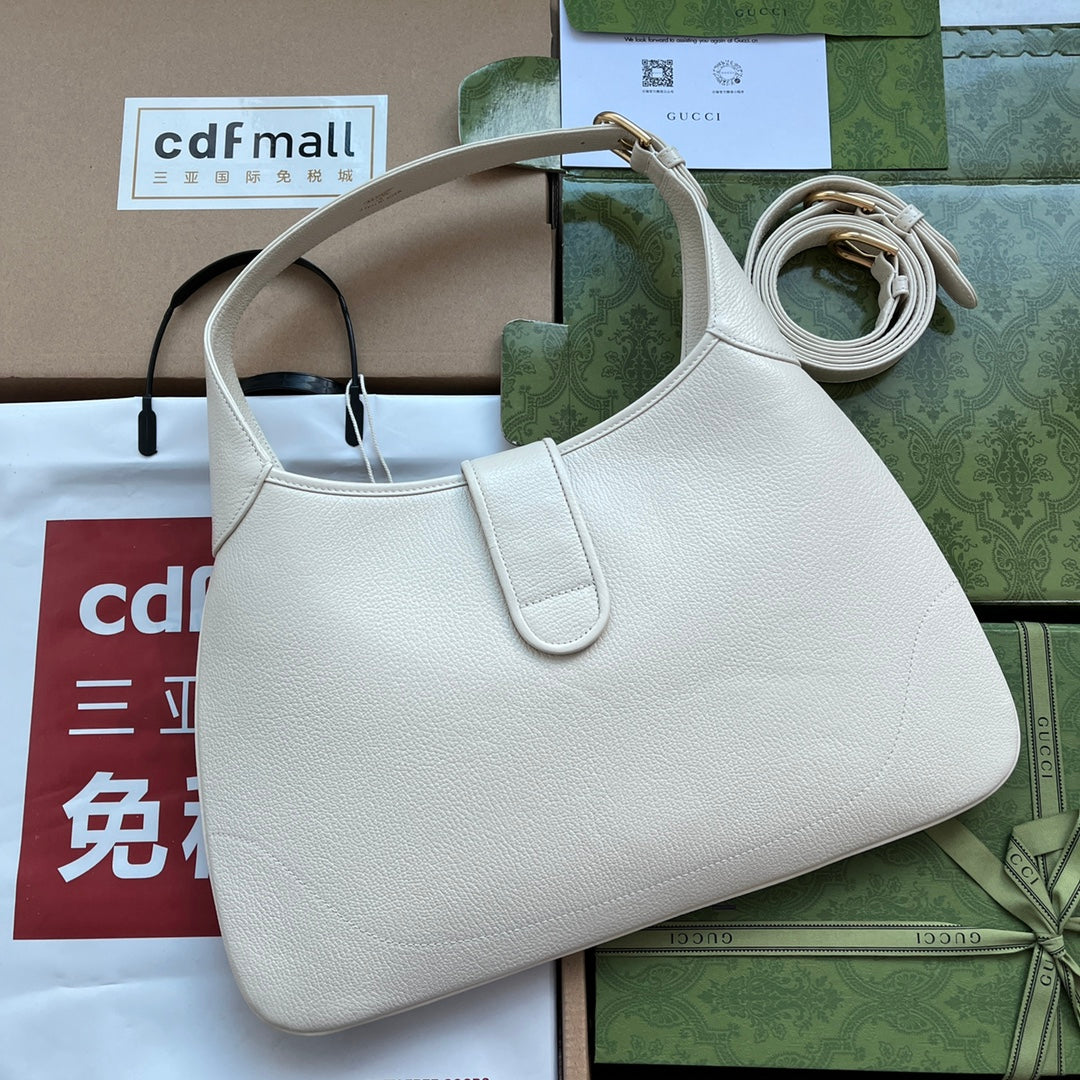 MEDIUM SHOULDER BAG 39 IN WHITE CALFSKIN GOLD HARDWARE