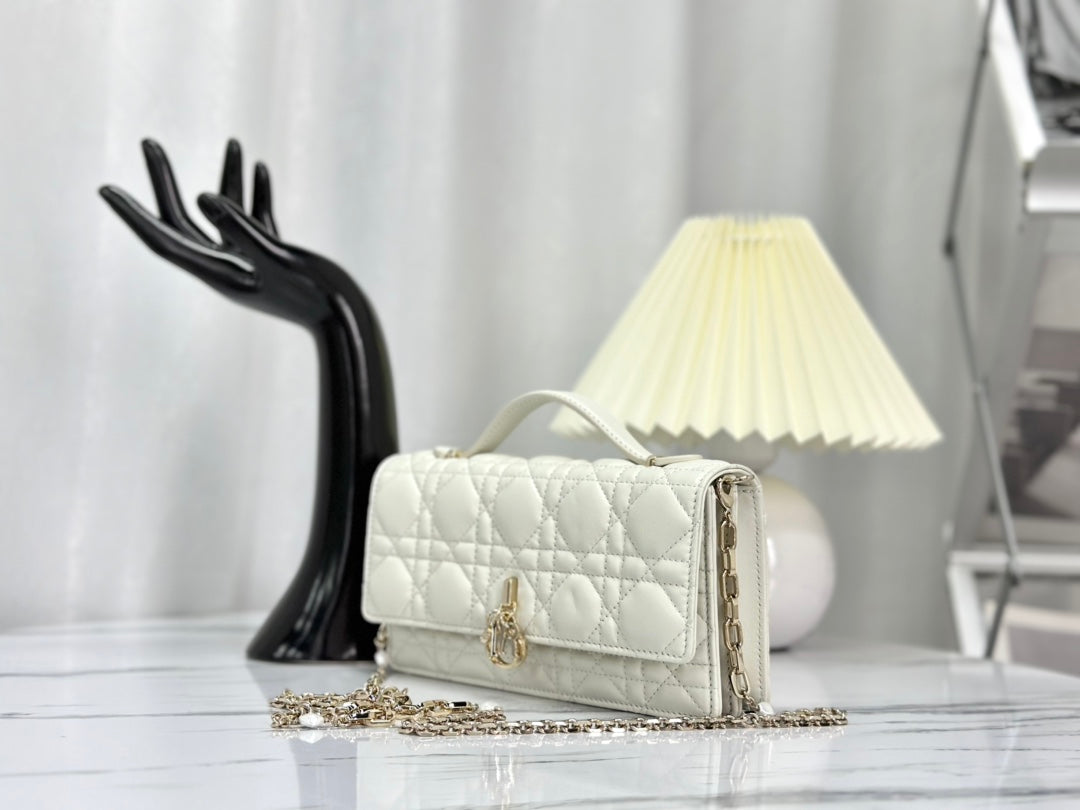 LADY 21 CHAIN BAG IN WHITE LAMBSKIN