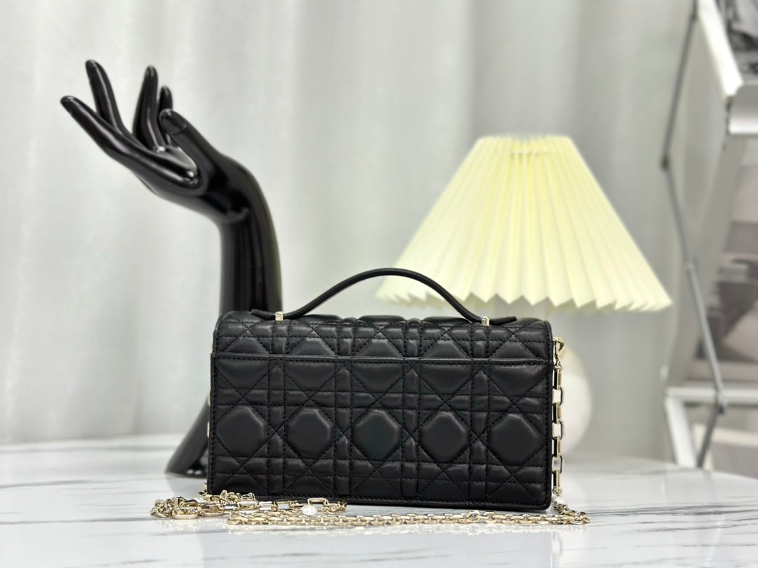 LADY CHAIN BAG 21 IN BLACK LAMBSKIN