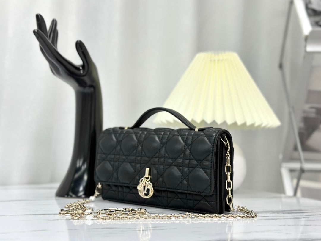 LADY CHAIN BAG 21 IN BLACK LAMBSKIN