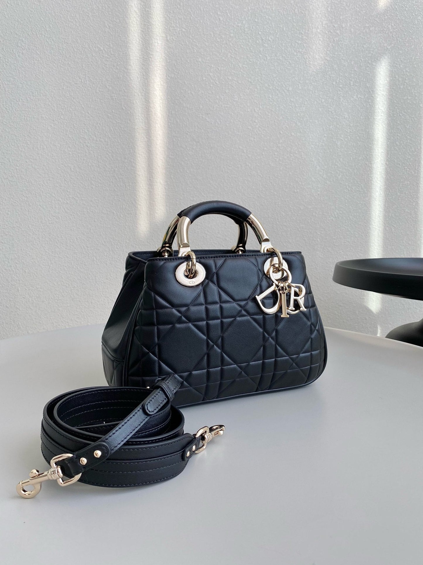 LADY 25 HANDBAG IN BLACK CALFSKIN