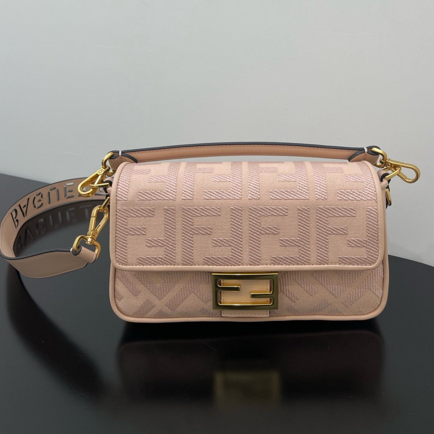 FENDI 26 BAGUETTE LIGHT PINK NAPPA LEATHER BAG WITH GOLD HARDWARE