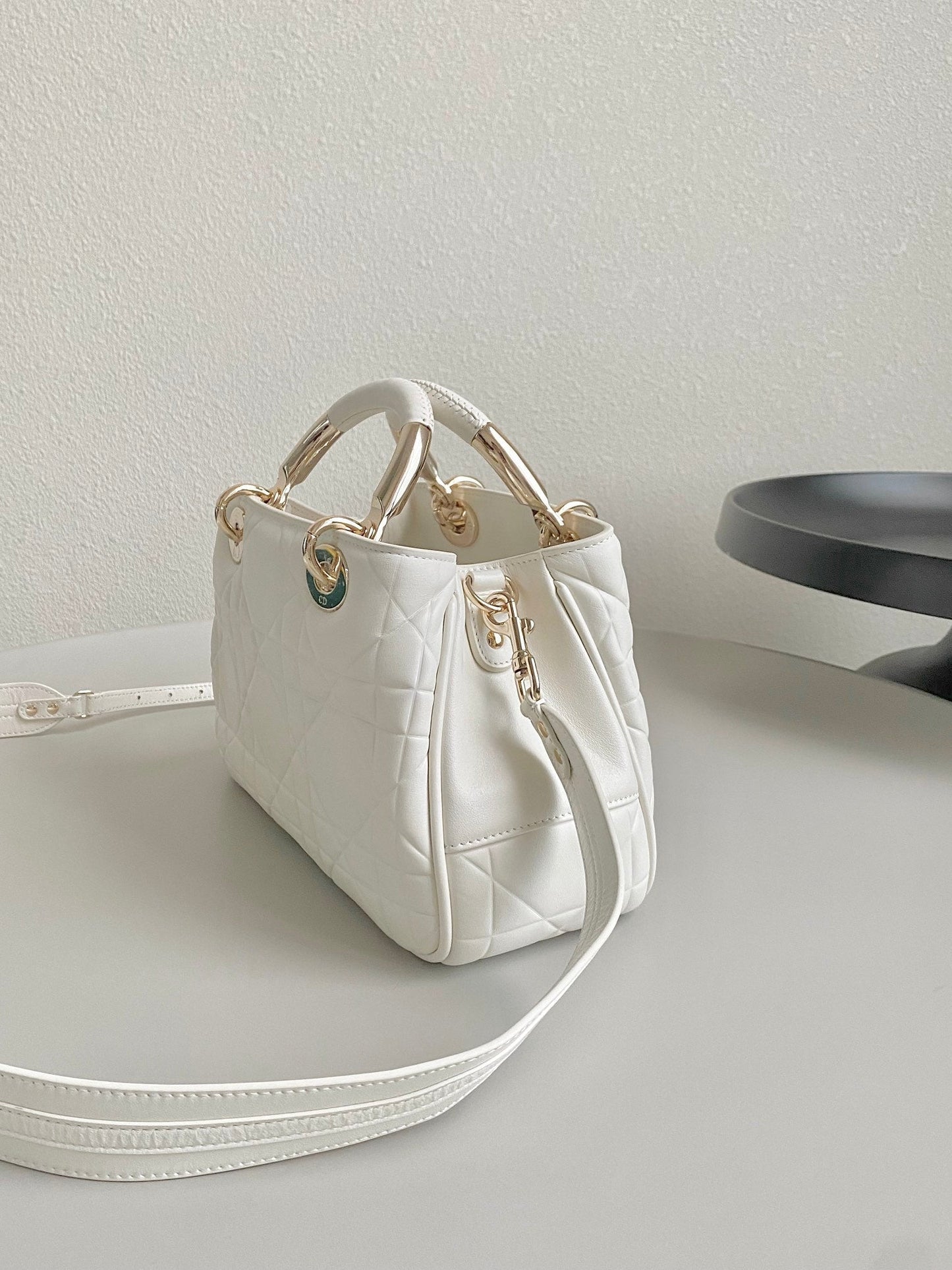 LADY 25 HANDBAG IN WHITE CALFSKIN