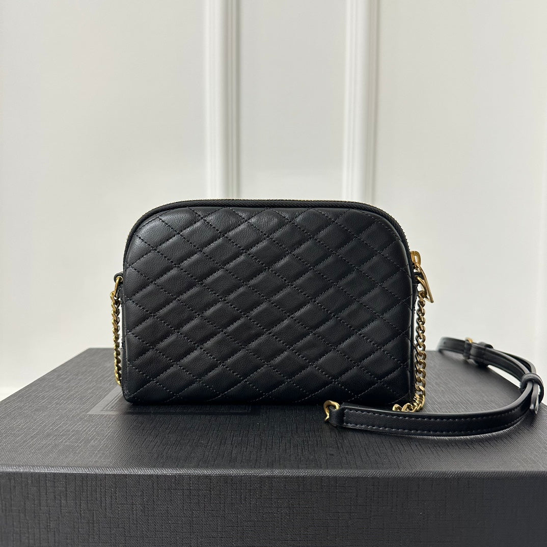 GABY 19 ZIPPED POUCH IN QUILTED BLACK LAMBSKIN