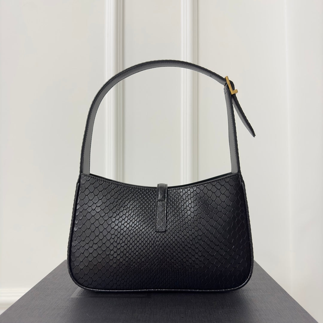 LE 5 À 7 HANDBAG 24 IN SNAKE PATTERN BLACK CALFSKIN