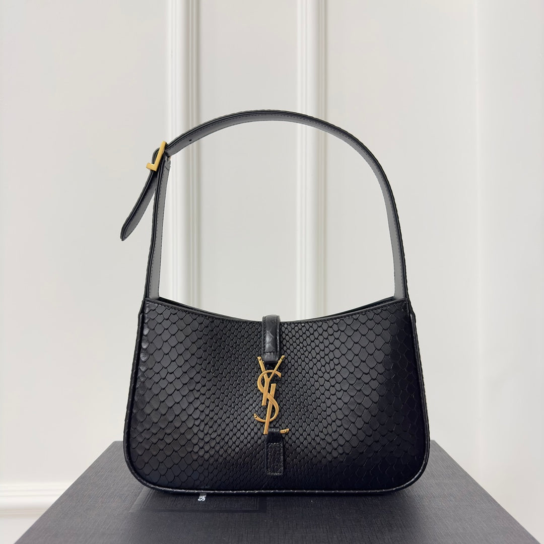 LE 5 À 7 HANDBAG 24 IN SNAKE PATTERN BLACK CALFSKIN