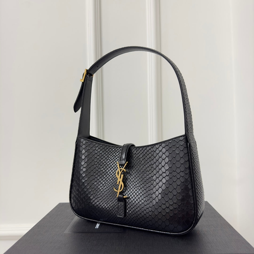 LE 5 À 7 HANDBAG 24 IN SNAKE PATTERN BLACK CALFSKIN