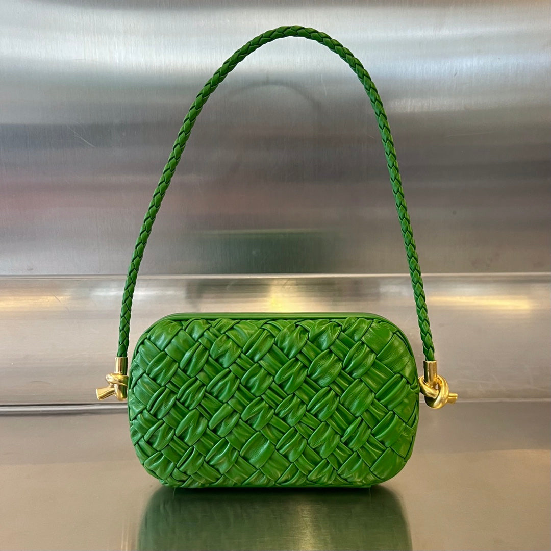 KNOT 20 IN EMERALD GREEN LAMBSKIN WITH CHAIN