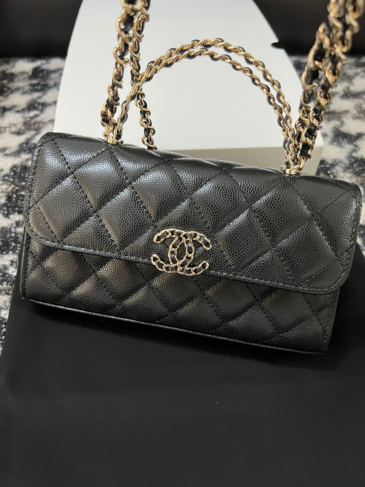 CC KELLY 18 BAG IN BLACK CALFSKIN WITH GOLD HARDWARE