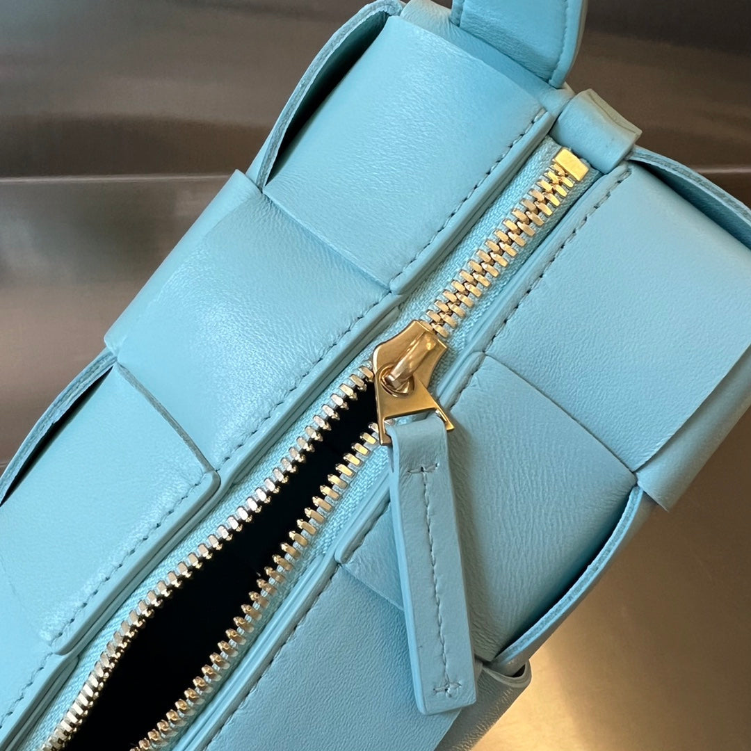 BRICK CASSETTE 28 IN SKY BLUE CALFSKIN