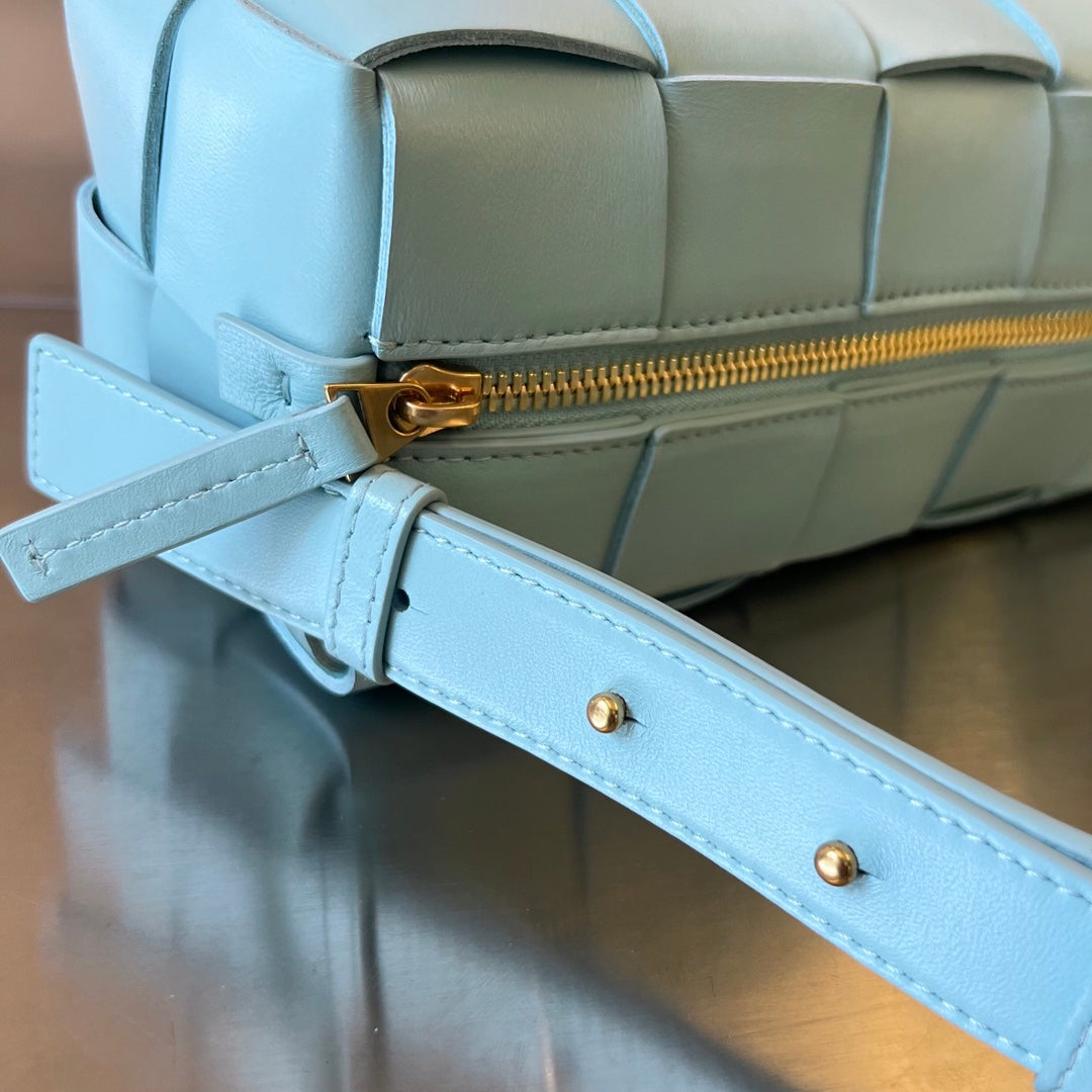 BRICK CASSETTE 28 IN SKY BLUE CALFSKIN