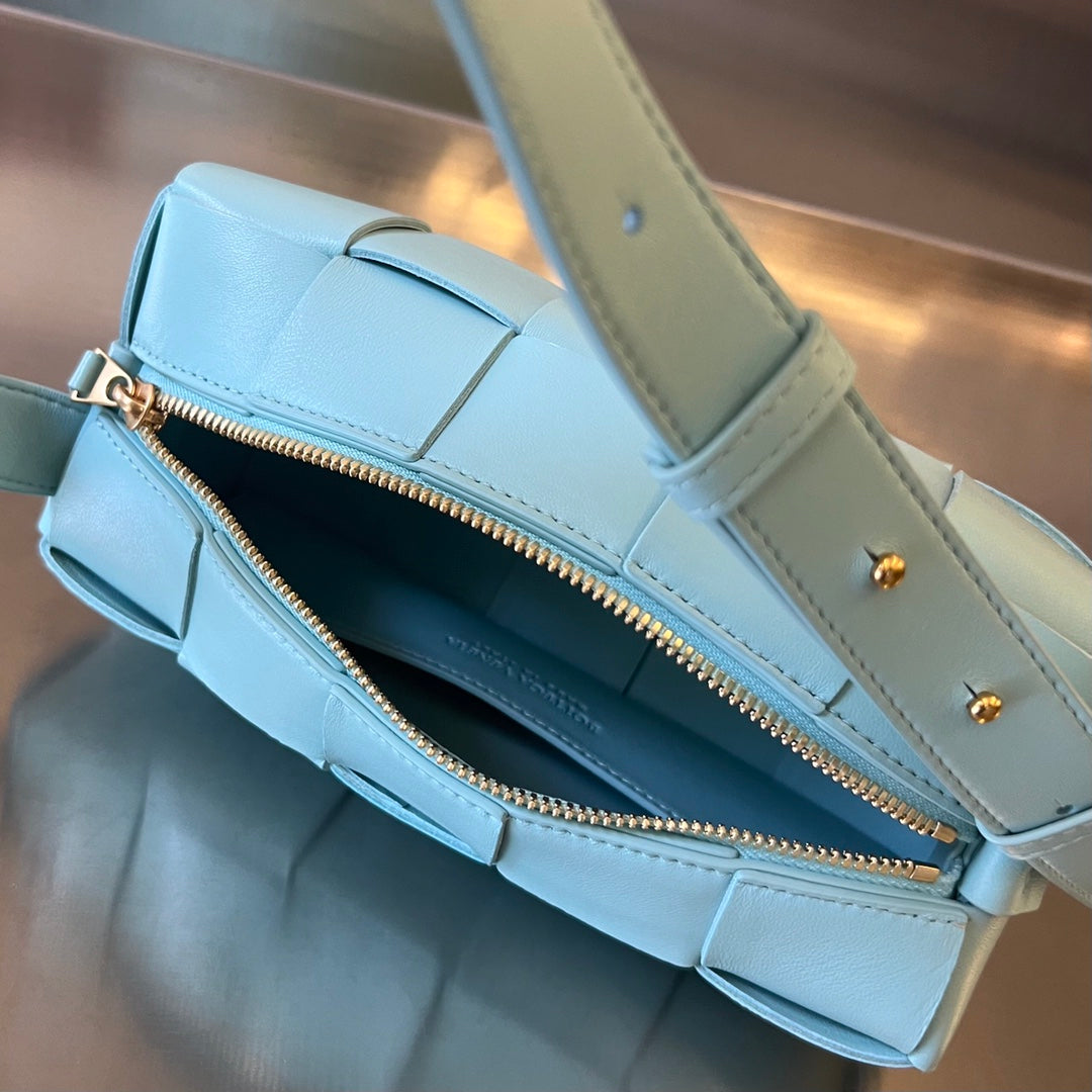 BRICK CASSETTE 28 IN SKY BLUE CALFSKIN