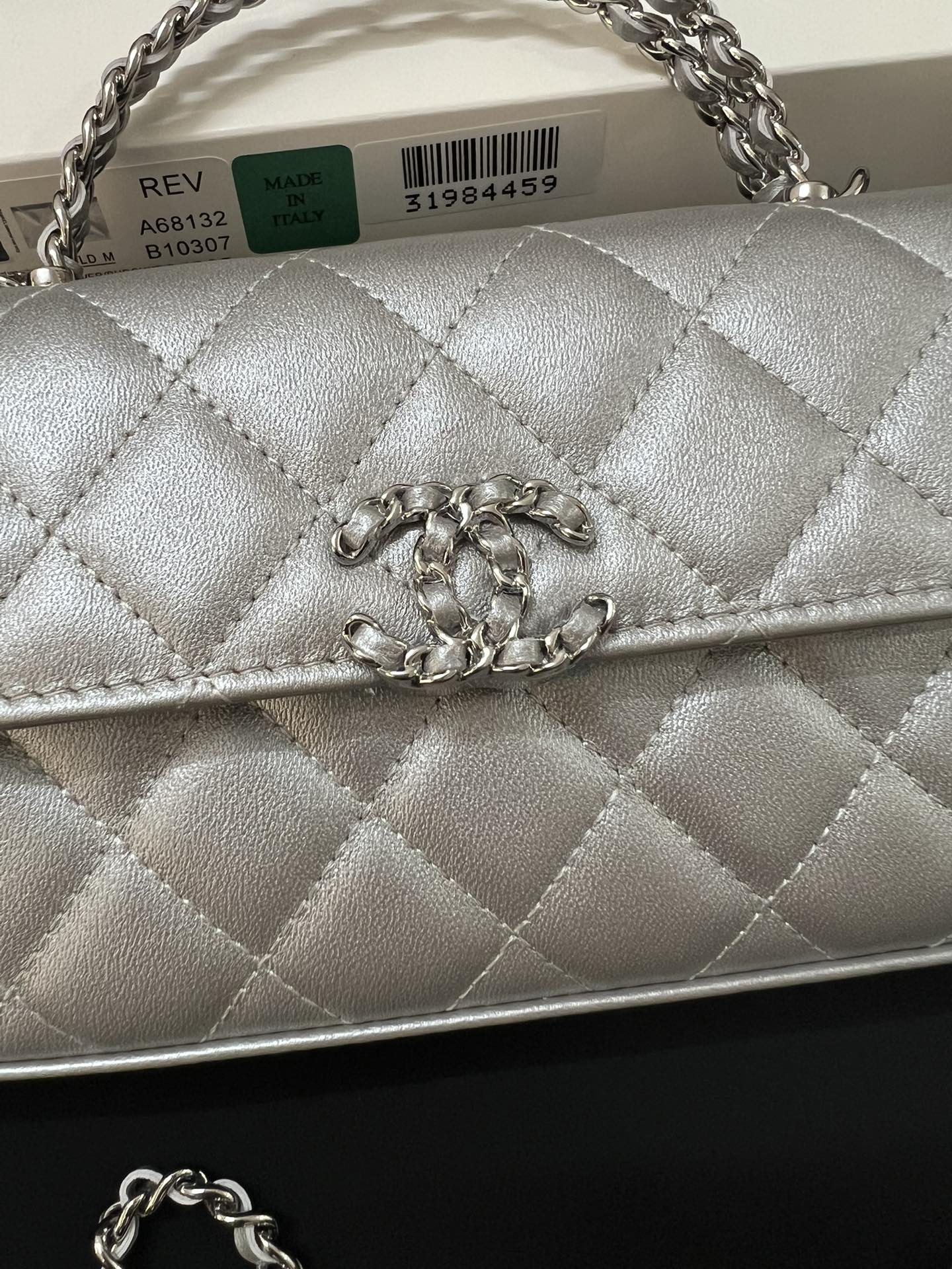 CC KELLY 18 BAG IN SILVER CALFSKIN WITH STRAP