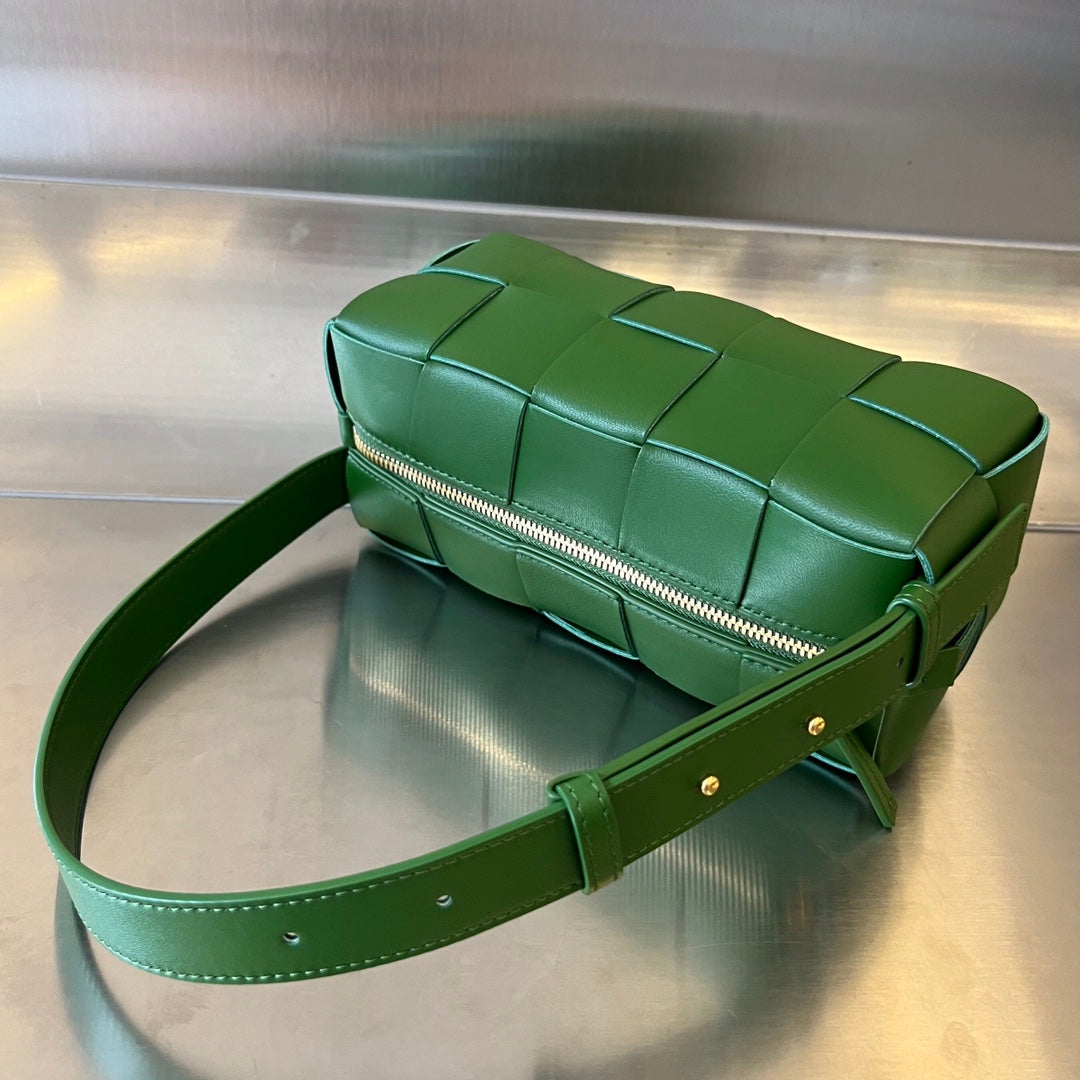 BRICK CASSETTE 28 IN DARK GREEN CALFSKIN