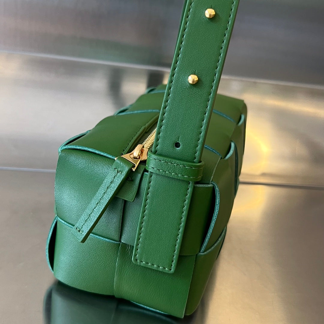 BRICK CASSETTE 28 IN DARK GREEN CALFSKIN