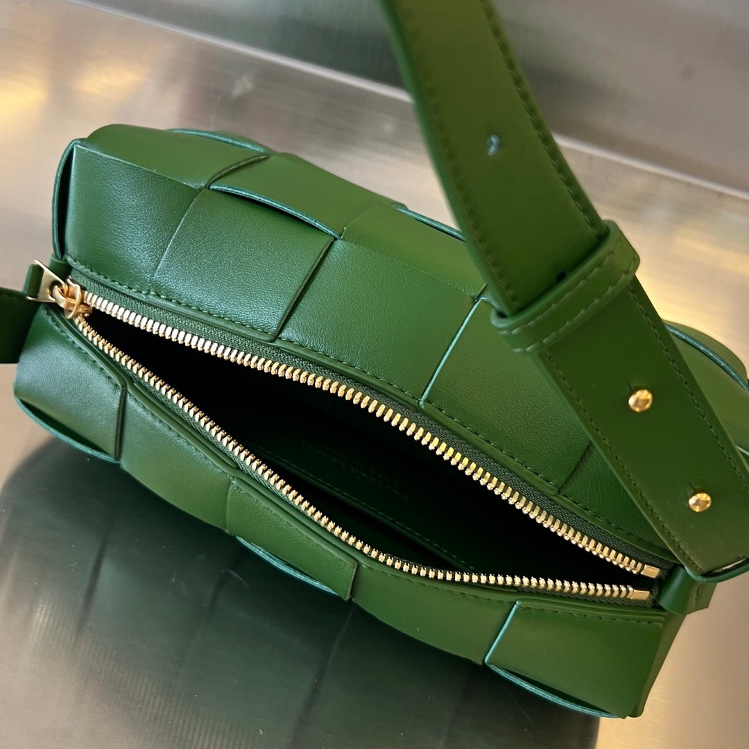 BRICK CASSETTE 28 IN DARK GREEN CALFSKIN