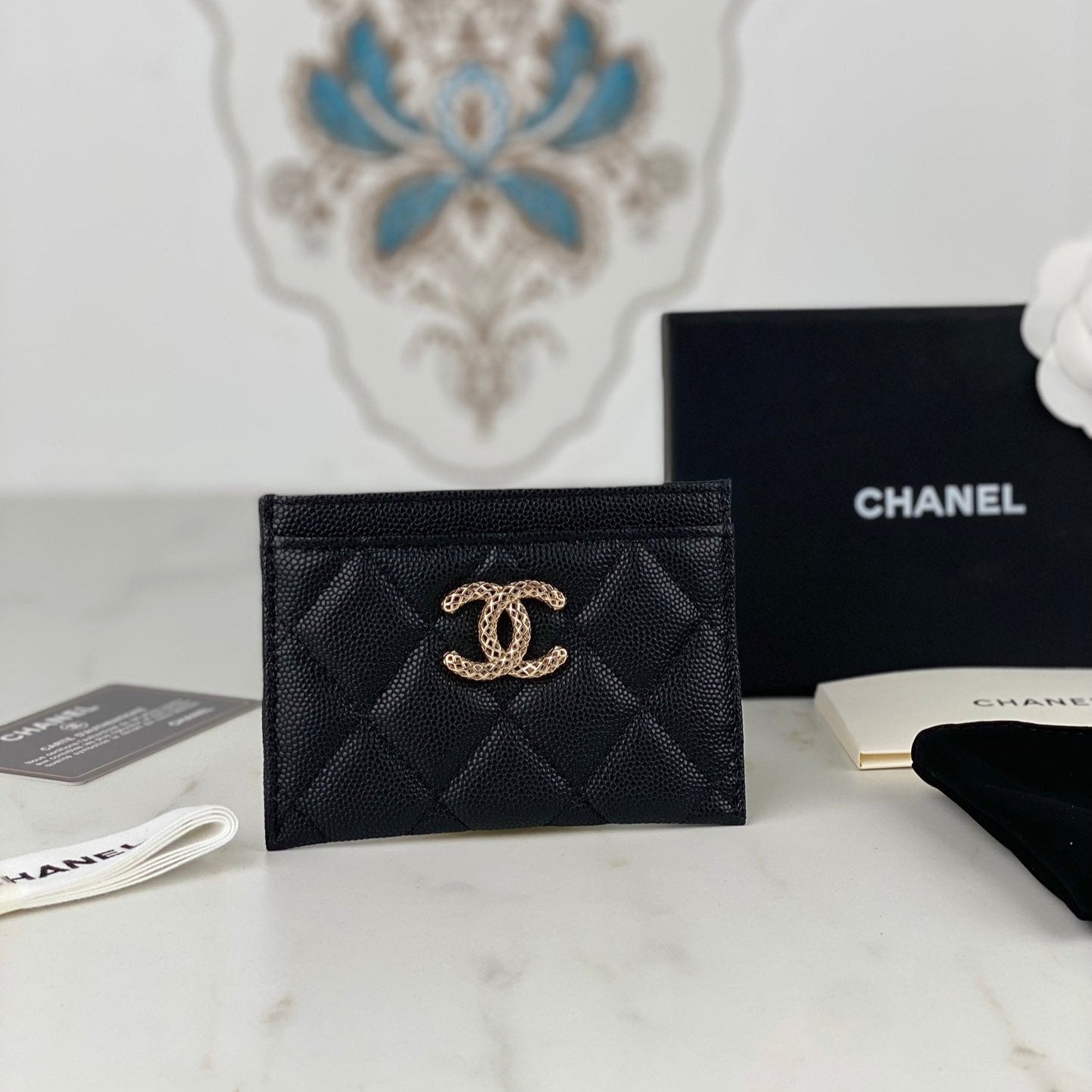 CC CARD HOLDER 19.5 BLACK GRAINED CALFSKIN GOLD ICON