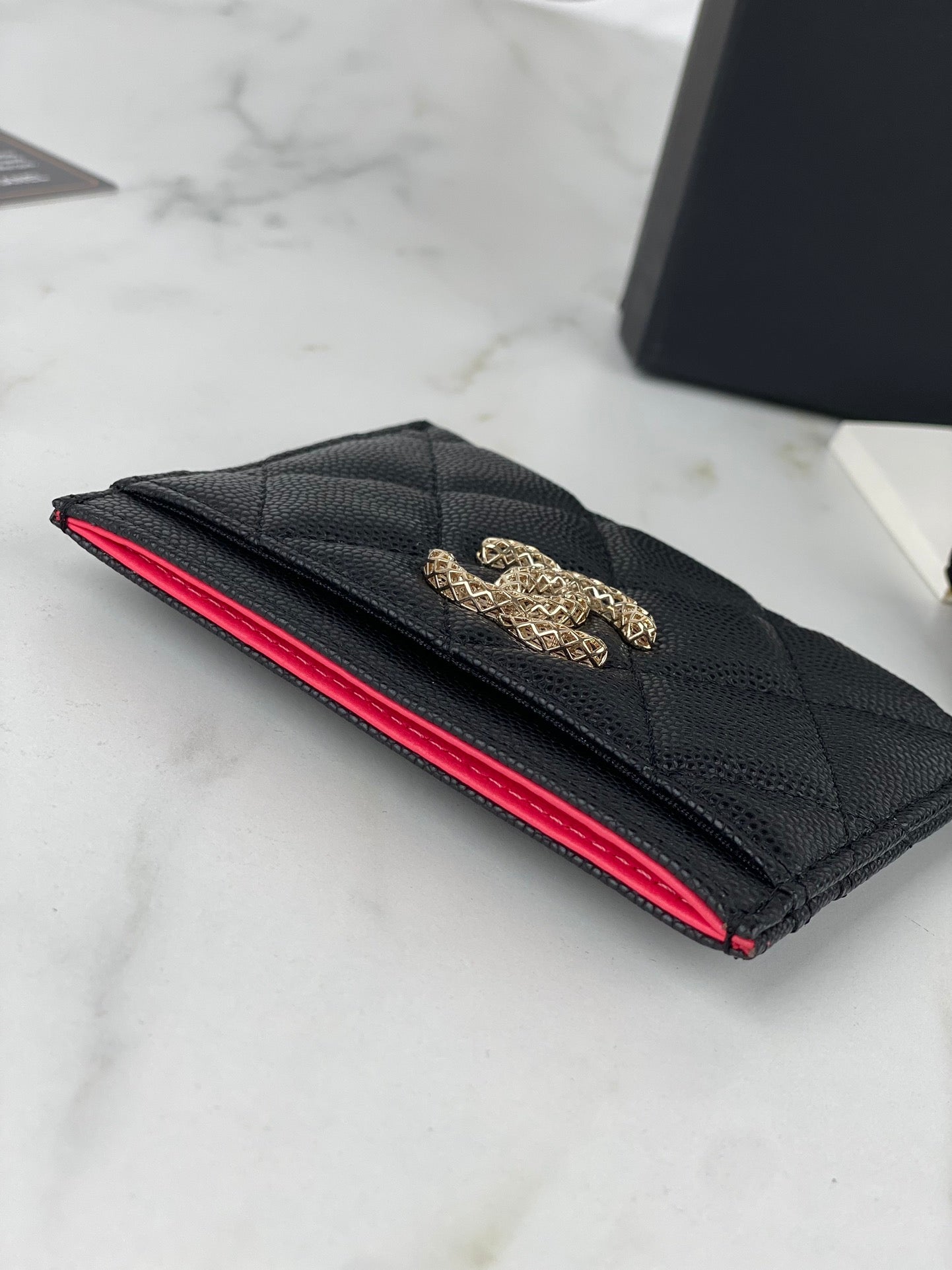 CC CARD HOLDER 19.5 BLACK GRAINED CALFSKIN GOLD ICON