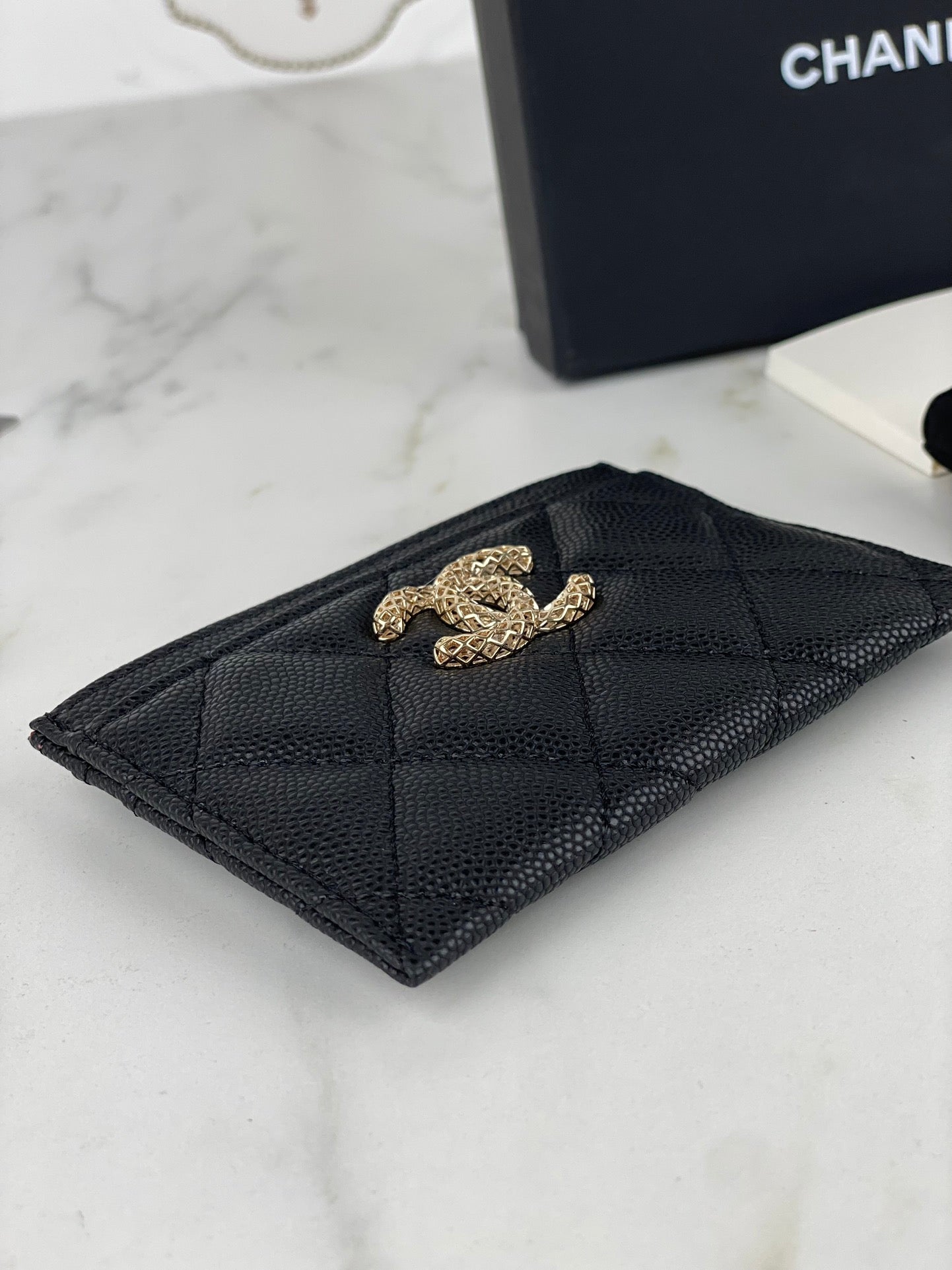 CC CARD HOLDER 19.5 BLACK GRAINED CALFSKIN GOLD ICON