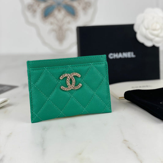 CC CARD HOLDER 19.5 EMERALD GRAINED CALFSKIN GOLD ICON