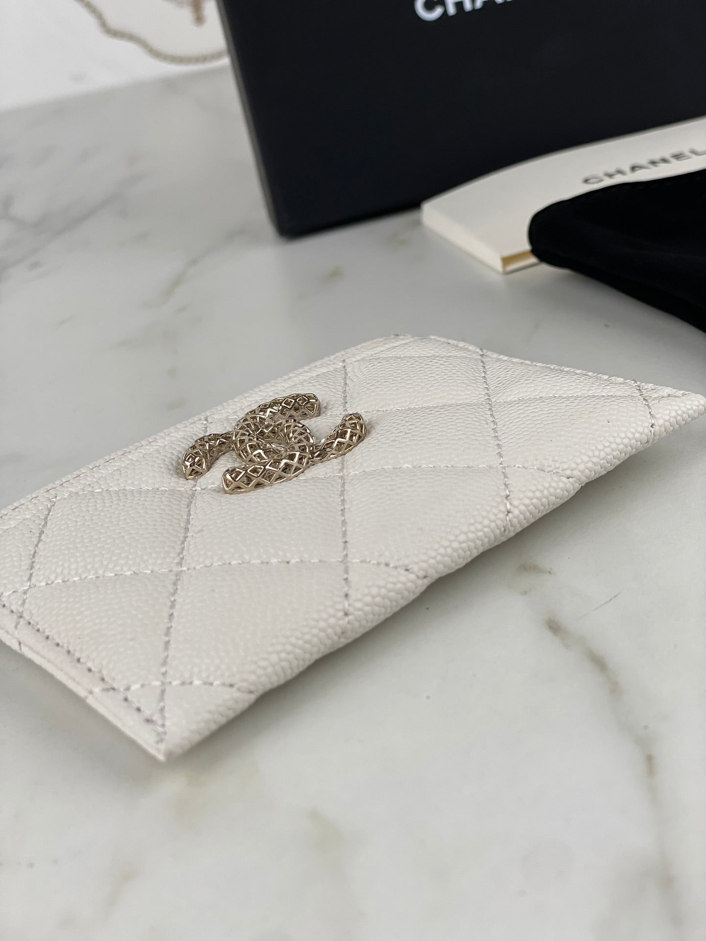 CC CARD HOLDER 19.5 WHITE GRAINED CALFSKIN GOLD ICON