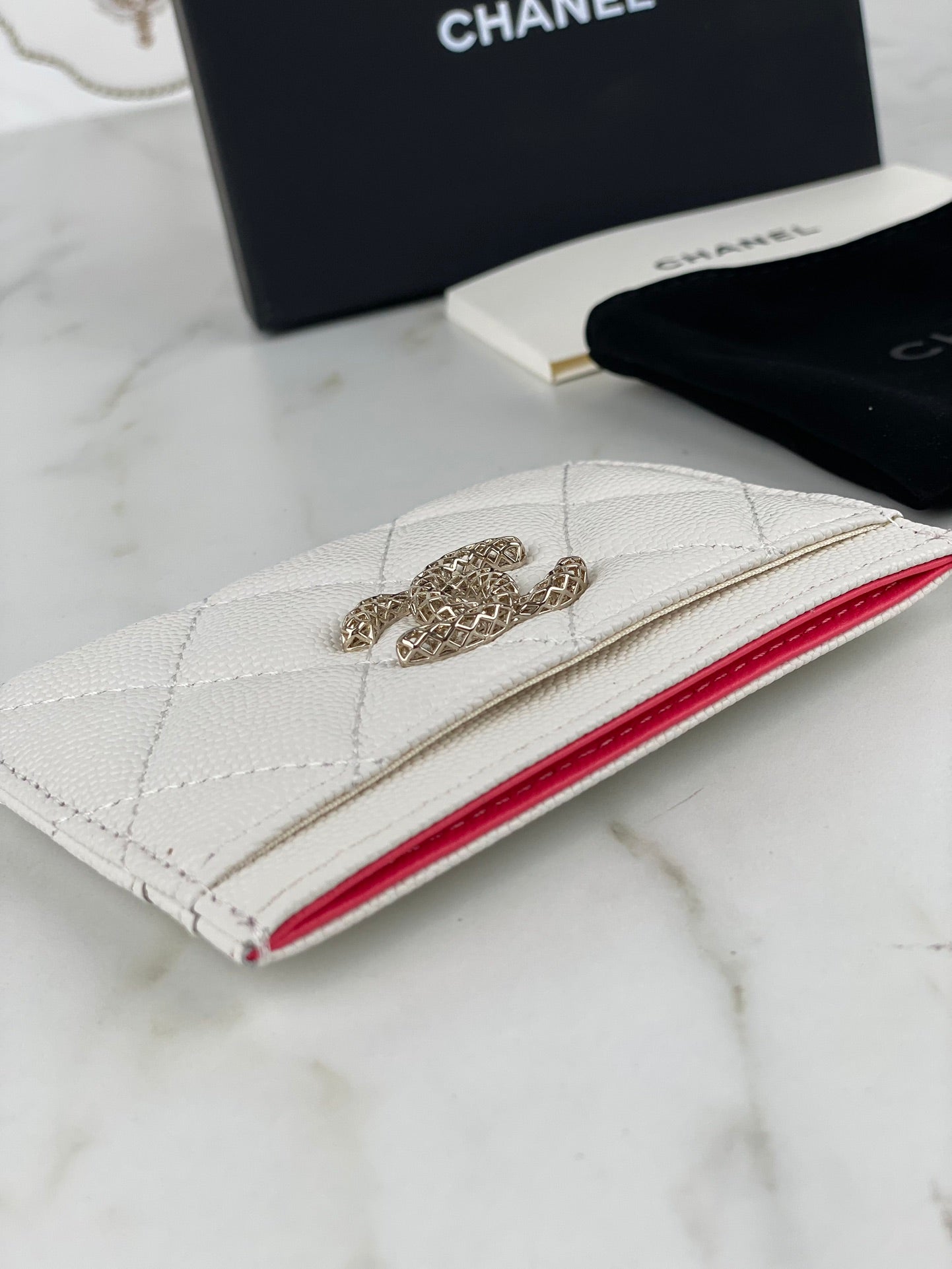 CC CARD HOLDER 19.5 WHITE GRAINED CALFSKIN GOLD ICON