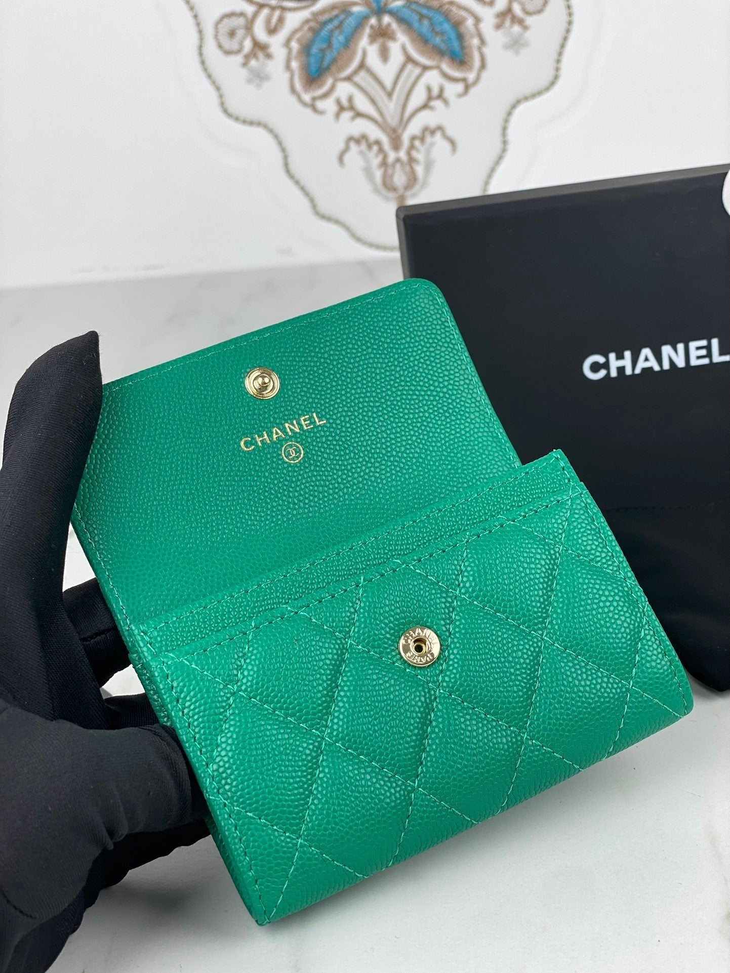 CC FLAP CARD HOLDER 11 EMERALD GRAINED CALFSKIN GOLD ICON