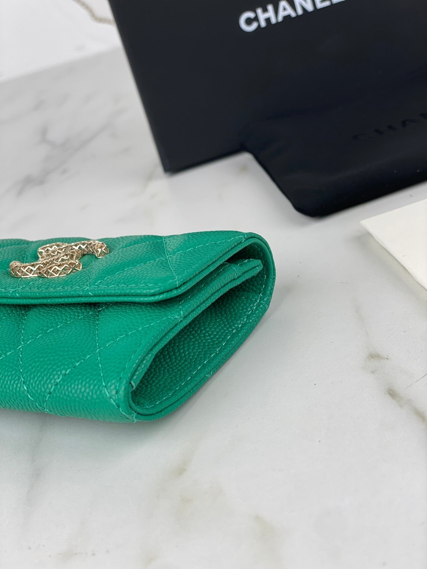 CC FLAP CARD HOLDER 11 EMERALD GRAINED CALFSKIN GOLD ICON