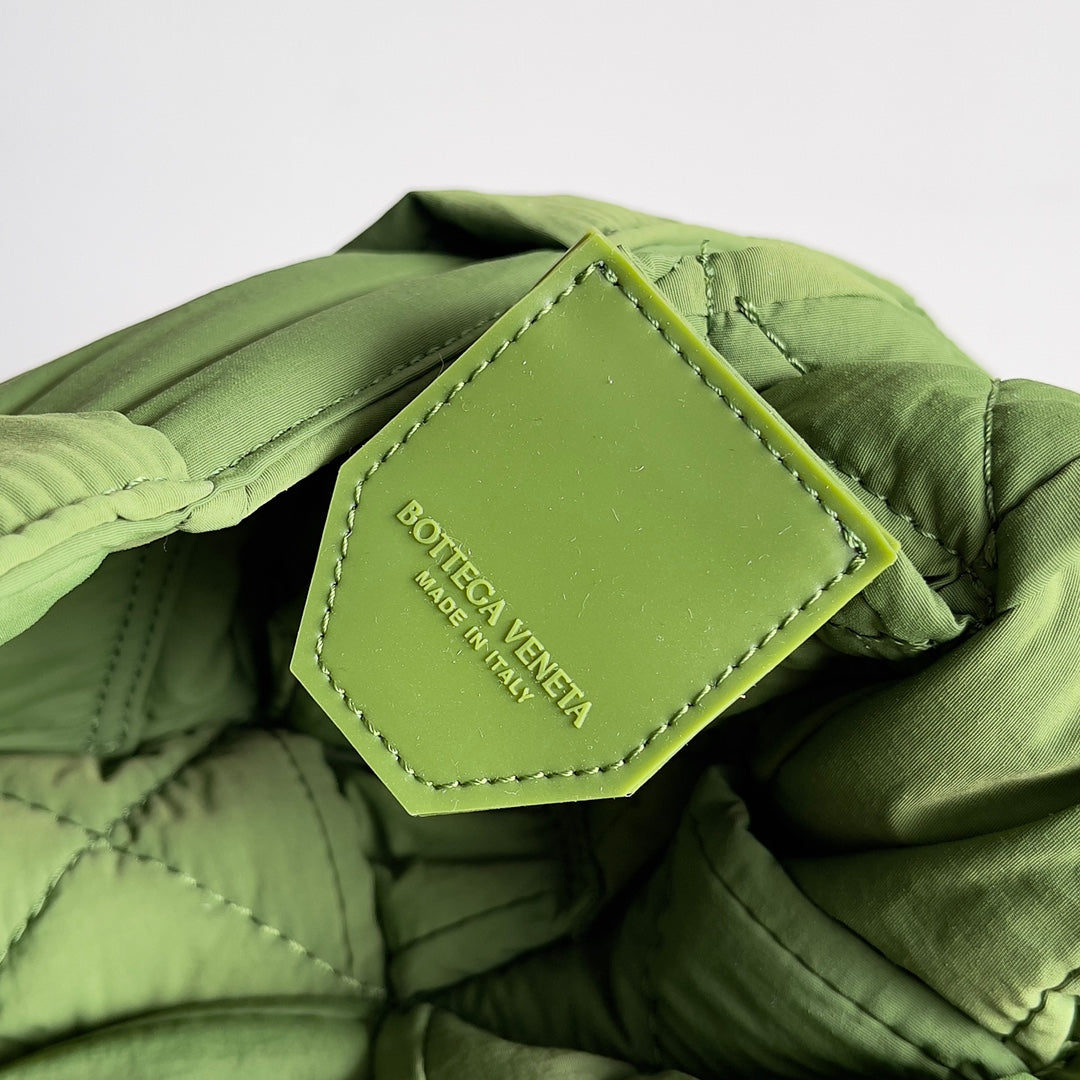 BV CASSETTE 32 BAG IN GREEN FERN POLYAMIDE