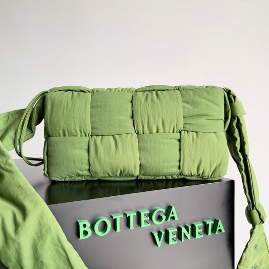 BV CASSETTE 32 BAG IN GREEN FERN POLYAMIDE