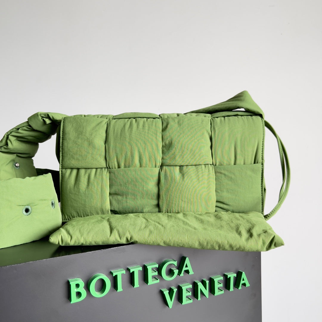 BV CASSETTE 32 BAG IN GREEN FERN POLYAMIDE